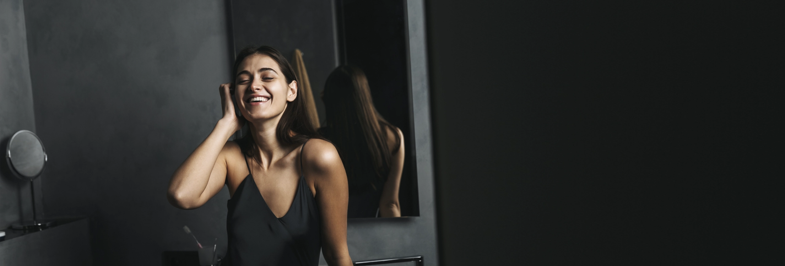Mulher de perfil em fundo escuro (rinoplastia)