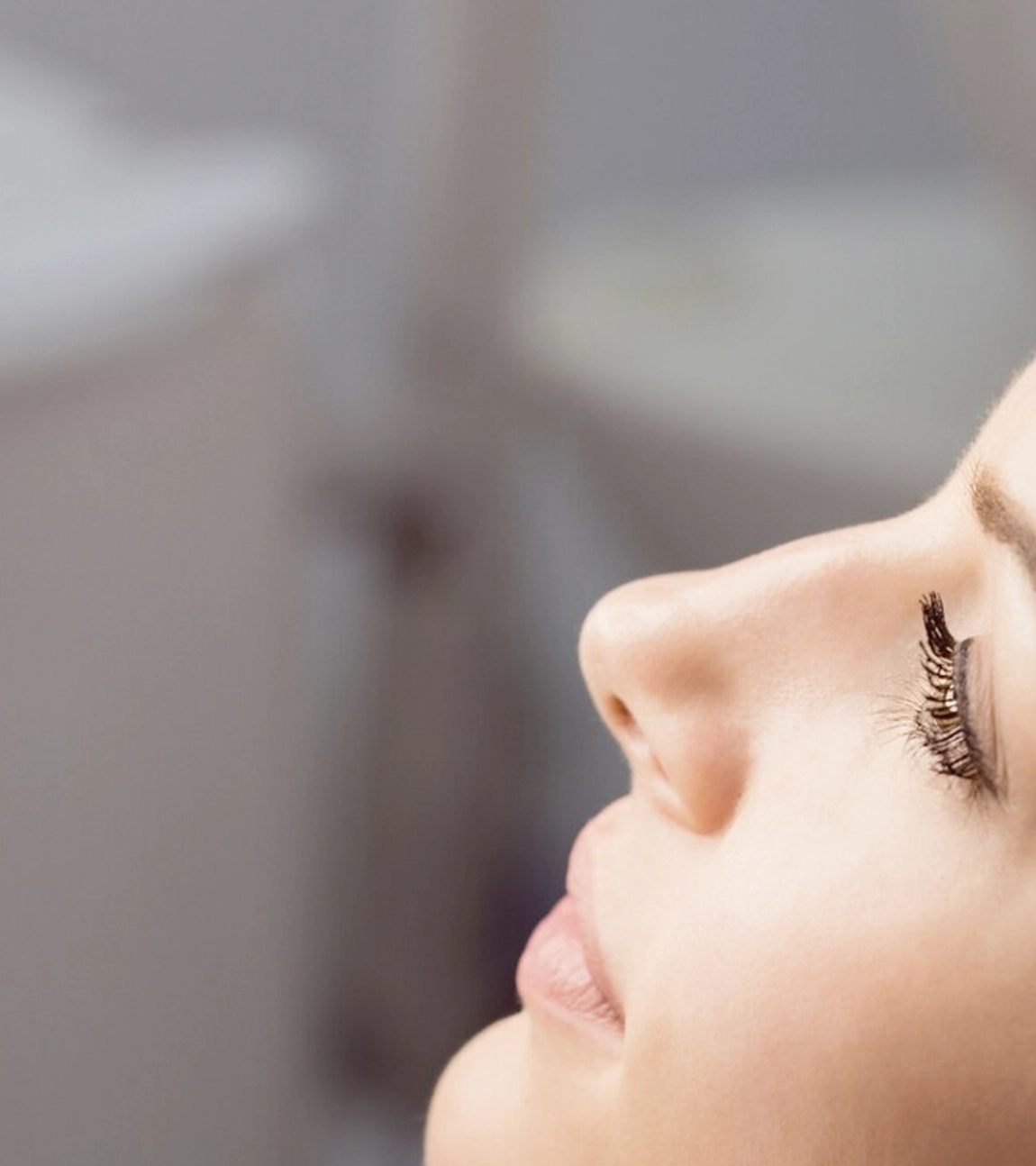 Profil féminin au nez harmonieux (rhinoplastie à Porto et à Braga)